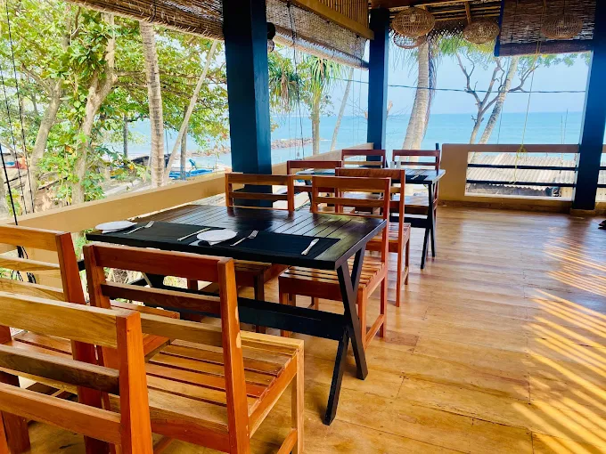 Beachfront dining with ocean view